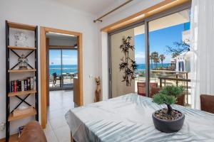 Bijou Flat Beach front, Sea Views, Pool, Garage