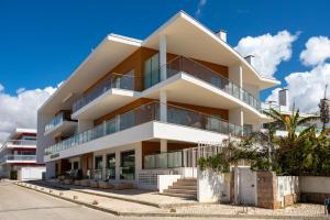Bijou Flat Beach front, Sea Views, Pool, Garage