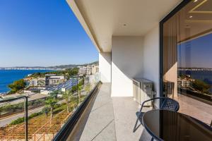 Seaview Elegance Apartment Luxury & Free Parking by PikHost