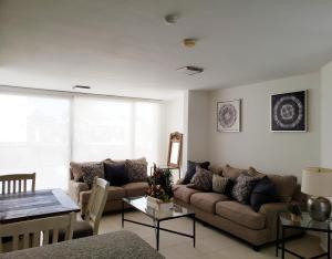 Moderno Apartamento con Piscina Frontal en Playa Blanca