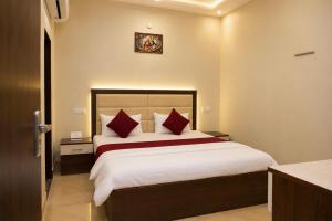 Hotel SSD - A Budget Friendly Hotel #Near Prem Mandir #Lift #Ac Rooms #Near Gol Chowk