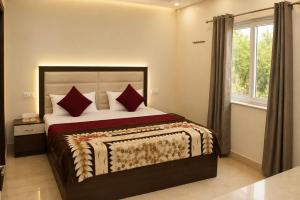 Hotel SSD - A Budget Friendly Hotel #Near Prem Mandir #Lift #Ac Rooms #Near Gol Chowk