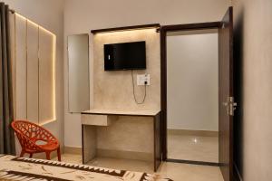Hotel SSD - A Budget Friendly Hotel #Near Prem Mandir #Lift #Ac Rooms #Near Gol Chowk