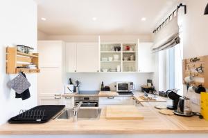 Elegant apartment with private garden, AC and garage, near airport
