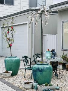 PAUSE Boutique 4BR Home Close to CBD, Beach & Shopping