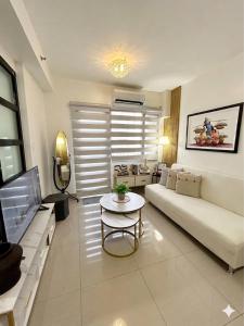 Luxury 1BR Condo, Amenities View, Near MOA Arena