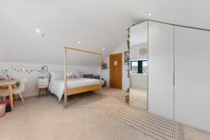 Private, secluded Family Barn with hot tub & sauna