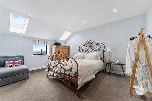 Private, secluded Family Barn with hot tub & sauna
