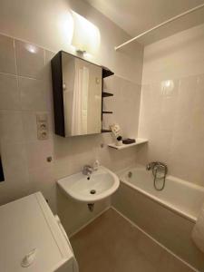 Spacious Downtown Suite- Easy Stadium Access
