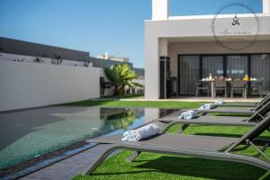 V5 Villa Emma - Luxury 5 bedroom, Pool and Jacuzzi