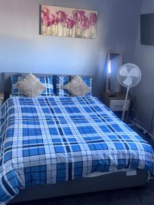 Cozy Private Double Room with Workspace & Garden View