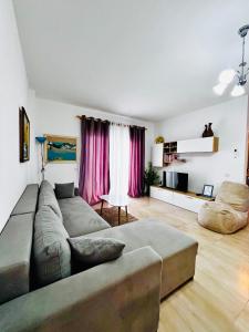 The Place Apartments 2, Qerret