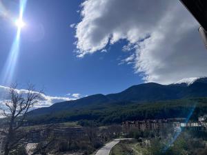 Mountain Home with Amazing View 2BR, Free parking