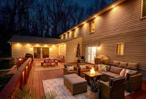 6BR Luxury Mountain Retreat - Hot Tub, Game Room, Lake, Beach, Karaoke, Bar, Poconos