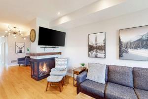 Family Townhome with Summer Pool