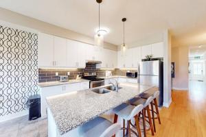 Family Townhome with Summer Pool