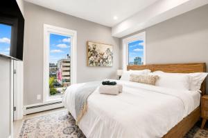 New King Bed Condo w Gym Stampede near 17 Ave