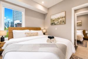 New King Bed Condo w Gym Stampede near 17 Ave