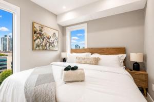 New King Bed Condo w Gym Stampede near 17 Ave