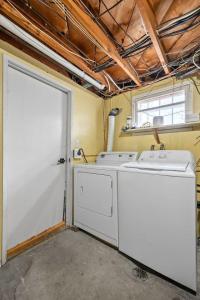 Family-Friendly 3BR Bungalow by Chinook Mall