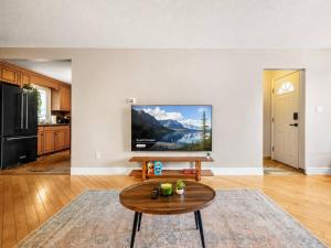 Family-Friendly 3BR Bungalow by Chinook Mall