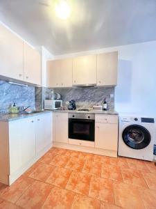 Mountain Home with Amazing View 2BR, Free parking