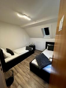 OhPardon! GAILDORF - Monteurwohnung im DG, Einzelbetten, Garten