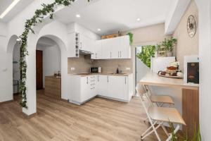 Stylish & Sleek Flat near the Beach by HostWise