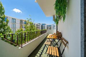 Stylish & Sleek Flat near the Beach by HostWise