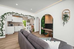 Stylish & Sleek Flat near the Beach by HostWise