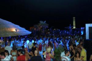 APPARTAMENTO ROSSO - OVER THE RAINBOW APARTMENTS LIDO di JESOLO A 200m dalla Spiaggia Posto Auto Aria Condizionata e Terrazza