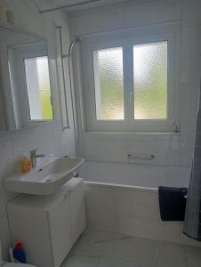 20 Min nach Zurich, Big flat with 6 Einzelbetten, gratis Parking, near Autobahn