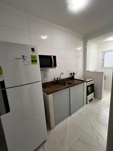 Apto Praia da Guilhermina 2 Dorm -Todo reformado -Tudo novinho-Wi-Fi Garagem ate 7 Hospedes