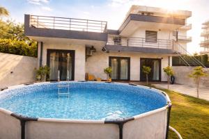 Villa DAkura Independent 4BHK Villa w Pool Lawn and Terrace