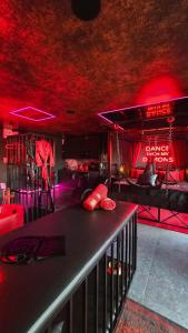 Apartament Premium Red Velvet Suit by Atelier Noir, Adults Only, Lux, BDSM, Self check in, breakfest included