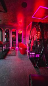 Apartament Premium Red Velvet Suit by Atelier Noir, Adults Only, Lux, BDSM, Self check in, breakfest included