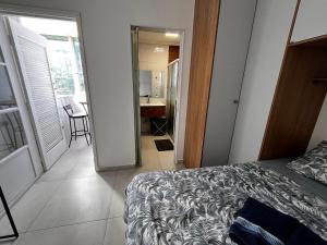 Canto forte- Apto 112 cvaranda - até 5 hóspedes- garagem - WI FI e 200 metros da Praia, 50 metros da Av Gastronômica da PG