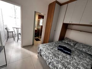 Canto forte- Apto 112 cvaranda - até 5 hóspedes- garagem - WI FI e 200 metros da Praia, 50 metros da Av Gastronômica da PG