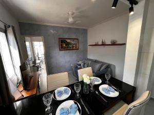 Canto forte- Apto 112 cvaranda - até 5 hóspedes- garagem - WI FI e 200 metros da Praia, 50 metros da Av Gastronômica da PG