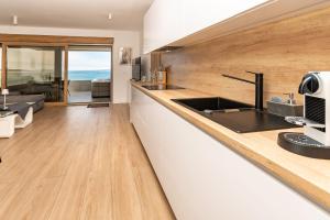 Apartment Luxury Beachfront Jacuzzi Suite with Sea View