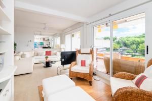 Marvista - Bright Apt w Seaview, Pool
