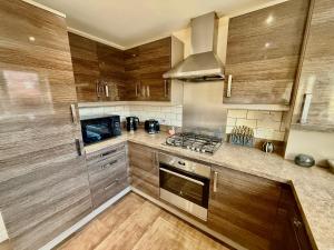 Luxury Townhouse Near Edinburgh Airport - WiFi Broadband - 4-Bed 3-Bath - Sleeps 7