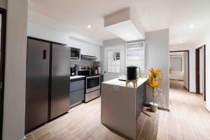Modern 3BR Apt with Free Parking