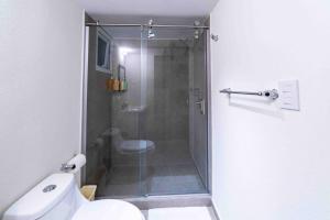 Modern 3BR Apt with Free Parking