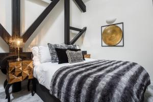 REFURBISHED MAY 2026 - Exclusive Designer Penthouse with 85-inch Cinema TV in Bradford City Centre