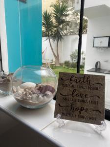 Linda habitación individual en primer piso con baño privado y cocina compartida
