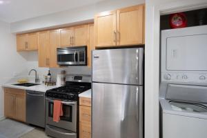 Bright Apt, Fast WiFi, Full Kitchen & Walk to Pier