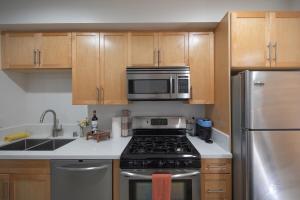 Bright Apt, Fast WiFi, Full Kitchen & Walk to Pier