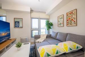 Bright Apt, Fast WiFi, Full Kitchen & Walk to Pier