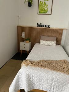 Linda habitación individual en primer piso con baño privado y cocina compartida